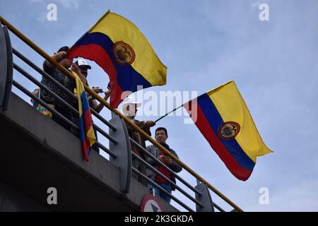 Bogota, Kolumbien, 26. September 2022. Demonstranten schwenken kolumbianische Flaggen während des ersten regierungsfeindlichen Protestes gegen den linken Präsidenten Gustavo Petro und seine Initiative zur Steuerreform in Bogota, Kolumbien, 26. September 2022. Foto: Cristian Bayona/Long Visual Press Stockfoto