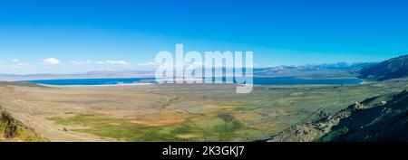 Panoramablick auf den Mono Lake vom Mono Lake Vista Point auf dem Highway 395 in Califronia aus gesehen. Stockfoto