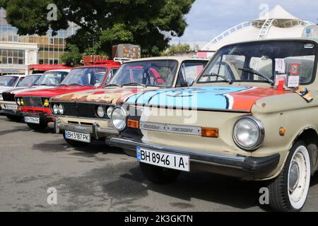 Odessa, Ukraine. 24. September 2022. Retro-Autos werden während des Festivals gesehen. Ziel des Festivals „Familienwochenende“ ist es, Mittel für den Kauf einer mobilen Zahnarztpraxis für die Streitkräfte der Ukraine zu sammeln. Während des Festivals hatten die Besucher die Möglichkeit, einem Konzert zuzuhören, Fotos mit Oldtimern zu machen, Cheerleadern zuzusehen, Meisterkurse für Kinder zu besuchen. Kredit: SOPA Images Limited/Alamy Live Nachrichten Stockfoto