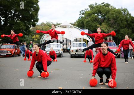 Odessa, Ukraine. 24. September 2022. Cheerleader des Clubs 'Spirit' treten während des Festivals auf. Ziel des Festivals „Familienwochenende“ ist es, Mittel für den Kauf einer mobilen Zahnarztpraxis für die Streitkräfte der Ukraine zu sammeln. Während des Festivals hatten die Besucher die Möglichkeit, einem Konzert zuzuhören, Fotos mit Oldtimern zu machen, Cheerleadern zuzusehen, Meisterkurse für Kinder zu besuchen. Kredit: SOPA Images Limited/Alamy Live Nachrichten Stockfoto