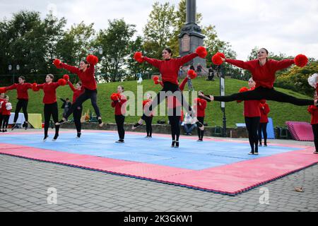 Odessa, Ukraine. 24. September 2022. Cheerleader des Clubs 'Spirit' treten während des Festivals auf. Ziel des Festivals „Familienwochenende“ ist es, Mittel für den Kauf einer mobilen Zahnarztpraxis für die Streitkräfte der Ukraine zu sammeln. Während des Festivals hatten die Besucher die Möglichkeit, einem Konzert zuzuhören, Fotos mit Oldtimern zu machen, Cheerleadern zuzusehen, Meisterkurse für Kinder zu besuchen. Kredit: SOPA Images Limited/Alamy Live Nachrichten Stockfoto