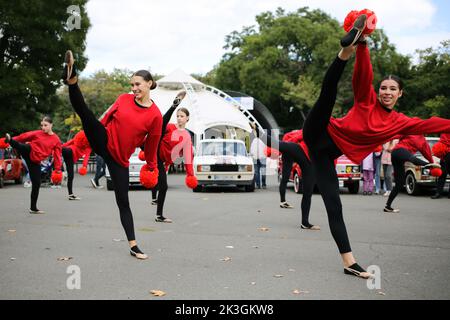 Odessa, Ukraine. 24. September 2022. Cheerleader des Clubs 'Spirit' treten während des Festivals auf. Ziel des Festivals „Familienwochenende“ ist es, Mittel für den Kauf einer mobilen Zahnarztpraxis für die Streitkräfte der Ukraine zu sammeln. Während des Festivals hatten die Besucher die Möglichkeit, einem Konzert zuzuhören, Fotos mit Oldtimern zu machen, Cheerleadern zuzusehen, Meisterkurse für Kinder zu besuchen. Kredit: SOPA Images Limited/Alamy Live Nachrichten Stockfoto