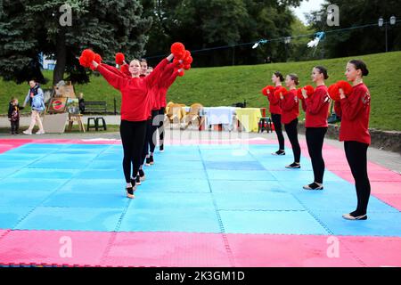 Odessa, Ukraine. 24. September 2022. Cheerleader des Clubs 'Spirit' treten während des Festivals auf. Ziel des Festivals „Familienwochenende“ ist es, Mittel für den Kauf einer mobilen Zahnarztpraxis für die Streitkräfte der Ukraine zu sammeln. Während des Festivals hatten die Besucher die Möglichkeit, einem Konzert zuzuhören, Fotos mit Oldtimern zu machen, Cheerleadern zuzusehen, Meisterkurse für Kinder zu besuchen. Kredit: SOPA Images Limited/Alamy Live Nachrichten Stockfoto