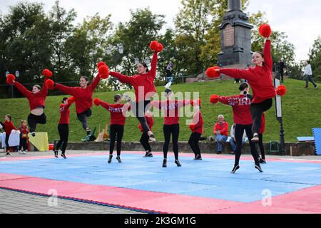 Odessa, Ukraine. 24. September 2022. Cheerleader des Clubs 'Spirit' treten während des Festivals auf. Ziel des Festivals „Familienwochenende“ ist es, Mittel für den Kauf einer mobilen Zahnarztpraxis für die Streitkräfte der Ukraine zu sammeln. Während des Festivals hatten die Besucher die Möglichkeit, einem Konzert zuzuhören, Fotos mit Oldtimern zu machen, Cheerleadern zuzusehen, Meisterkurse für Kinder zu besuchen. Kredit: SOPA Images Limited/Alamy Live Nachrichten Stockfoto