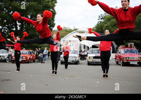 Odessa, Ukraine. 24. September 2022. Cheerleader des Clubs 'Spirit' treten während des Festivals auf. Ziel des Festivals „Familienwochenende“ ist es, Mittel für den Kauf einer mobilen Zahnarztpraxis für die Streitkräfte der Ukraine zu sammeln. Während des Festivals hatten die Besucher die Möglichkeit, einem Konzert zuzuhören, Fotos mit Oldtimern zu machen, Cheerleadern zuzusehen, Meisterkurse für Kinder zu besuchen. (Foto: Viacheslav Onyshchenko/SOPA Images/Sipa USA) Quelle: SIPA USA/Alamy Live News Stockfoto