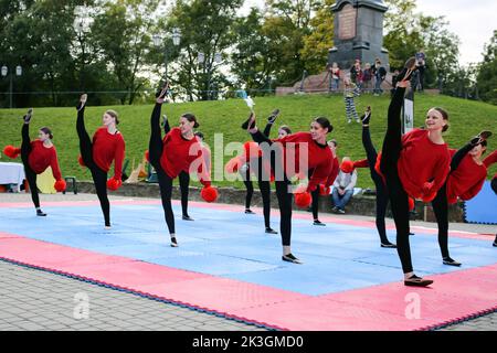 Odessa, Ukraine. 24. September 2022. Cheerleader des Clubs 'Spirit' treten während des Festivals auf. Ziel des Festivals „Familienwochenende“ ist es, Mittel für den Kauf einer mobilen Zahnarztpraxis für die Streitkräfte der Ukraine zu sammeln. Während des Festivals hatten die Besucher die Möglichkeit, einem Konzert zuzuhören, Fotos mit Oldtimern zu machen, Cheerleadern zuzusehen, Meisterkurse für Kinder zu besuchen. (Foto: Viacheslav Onyshchenko/SOPA Images/Sipa USA) Quelle: SIPA USA/Alamy Live News Stockfoto