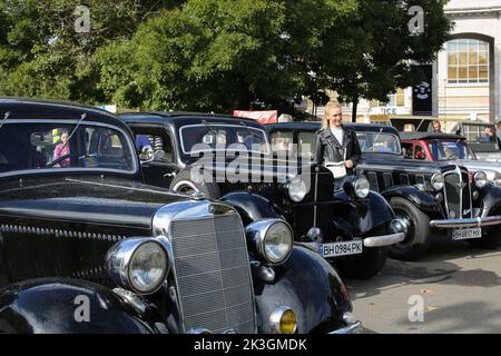 Odessa, Ukraine. 24. September 2022. Ein Mädchen wird vor dem Hintergrund von Oldtimern fotografiert. Ziel des Festivals „Familienwochenende“ ist es, Mittel für den Kauf einer mobilen Zahnarztpraxis für die Streitkräfte der Ukraine zu sammeln. Während des Festivals hatten die Besucher die Möglichkeit, einem Konzert zuzuhören, Fotos mit Oldtimern zu machen, Cheerleadern zuzusehen, Meisterkurse für Kinder zu besuchen. (Foto: Viacheslav Onyshchenko/SOPA Images/Sipa USA) Quelle: SIPA USA/Alamy Live News Stockfoto