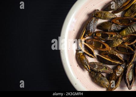 Schraubenmuttern in der Nahaufnahme einer Platte von oben Stockfoto