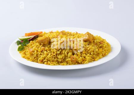 Motton dhum biriyani mit Jeera-Reis und Gewürzen in irdenen Geschirr mit Raitha und Zitroneneingelegter auf grauem Hintergrund angeordnet Stockfoto