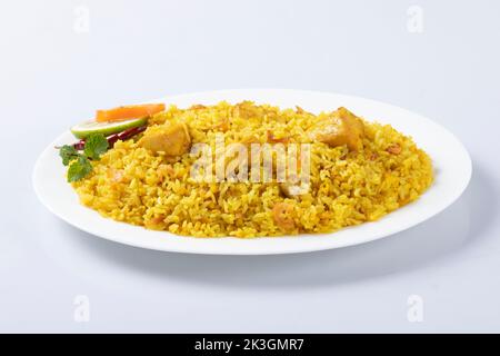 Motton dhum biriyani mit Jeera-Reis und Gewürzen in irdenen Geschirr mit Raitha und Zitroneneingelegter auf grauem Hintergrund angeordnet Stockfoto