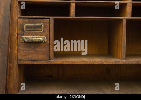 Alter Schrank mit Regalen und Schublade Stockfoto