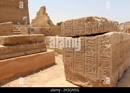 Wunderschöne pharaonische Reliefs und Hieroglyphen, die an den Wänden des Philae-Tempels, Assuan, geschnitzt wurden Stockfoto