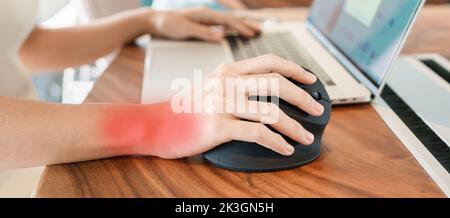 Frau Hand mit Computer ergonomische Maus, Prävention Schmerzen am Handgelenk, weil lange arbeiten. De Quervain s tenosynovitis, Schnittsymptom, Schere Stockfoto