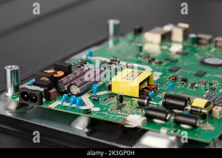 Computerchip auf einem alten Motherboard. Nahaufnahme der alten Elektronik. Chip ICs. Elektronischer Hintergrund. Selektiver Fokus Stockfoto