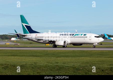 Montreal, Kanada. 23.. Mai 2022. Eine Boeing 737-800 von WestJet Airlines im Pierre Elliott Trudeau International Airport in Montreal. WestJet Airlines ist eine kanadische Fluggesellschaft mit Hauptsitz in Calgary, Alberta. Sie ist die zweitgrößte kanadische Fluggesellschaft hinter Air Canada, die durchschnittlich 777 Flüge betreibt und mehr als 66.130 Passagiere pro Tag befördert (Foto: Fabrizio Gandolfo/SOPA Images/Sipa USA) Quelle: SIPA USA/Alamy Live News Stockfoto