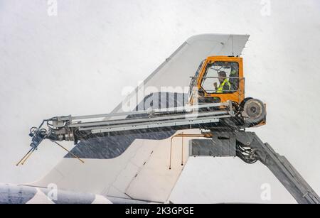 HELSINKI, FINNLAND, FEBRUAR 15 2022, Ein Enteisungsgerät (Anti-Icing) für Flugzeuge mit moderner Enteisungstechnologie und Hydraulikanlage Stockfoto