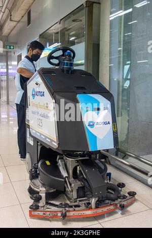 BANGKOK, THAILAND, SEP 15 2022, eine automatische Reinigungsmaschine im Korridor des internationalen Flughafens Stockfoto