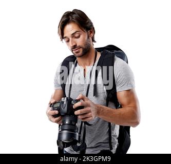 Ich habe ein paar tolle Aufnahmen gemacht. Ein Fotograf, der seine Fotos auf seiner Digitalkamera überprüft. Stockfoto