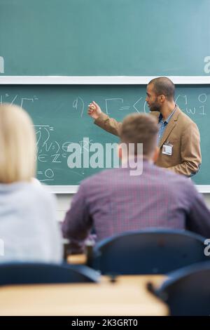 HES widmet sich seinen Studenten. Ein College-Professor, der seinen Studenten im Hörsaal eine Lektion erteilt. Stockfoto