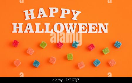 Word halloween in weißen Holzbuchstaben - süße Gelee Bonbons Stockfoto