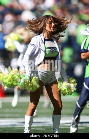 Seattle, WA, USA. 25. September 2022. Mitglieder der Seahawks Cheerleaders vor einem Spiel zwischen den Atlanta Falcons und Seattle Seahawks im Lumen Field in Seattle, WA. Die Falcons gewannen 27-23. Sean Brown/CSM/Alamy Live News Stockfoto