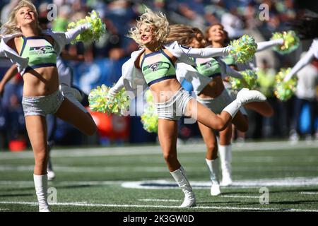 Seattle, WA, USA. 25. September 2022. Mitglieder der Seahawks Cheerleaders vor einem Spiel zwischen den Atlanta Falcons und Seattle Seahawks im Lumen Field in Seattle, WA. Die Falcons gewannen 27-23. Sean Brown/CSM/Alamy Live News Stockfoto