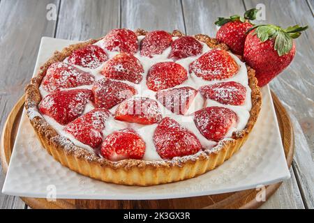 Erdbeerkuchen mit Schlagsahne und saurer Rahm. Französische Gourmetküche Stockfoto
