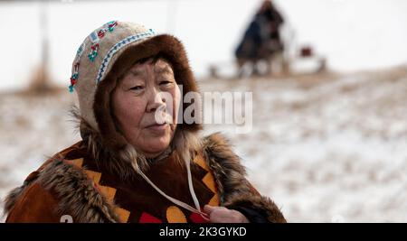 Kamtschatka, Russland: 25. Dezember 2021: Die Frau in traditionellem Koryak-Kleid im Urlaub der nördliche Ureinwohnerin Koryak war Hololo. Stockfoto