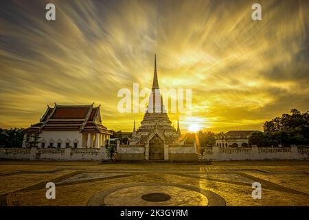 Sonnenuntergang am Abend. Goldglänzend um Phra Samut Chedi, Samut Prakan, Thailand Stockfoto