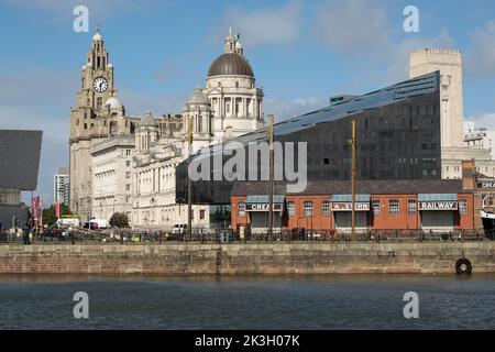 Skyline von Liverpool über dem Wasser mit Liver Building, Cunard Building, Port of Liverpool Building, Great Western Railway und RIBA North. Drei Grazien. Stockfoto