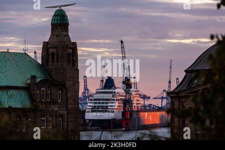 Hamburg, 10. SEP. 2022: Ms Europa Kreuzfahrtschiff in den Docklands bei Dämmerung. Stockfoto