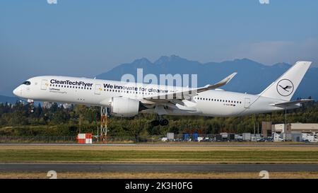 Richmond, British Columbia, Kanada. 26. September 2022. Ein Lufthansa Airbus A350-900 Jet (D-AIVD), lackiert in der Lackierung CleanTechFlyer, landet auf dem Vancouver International Airport. (Bild: © Bayne Stanley/ZUMA Press Wire) Stockfoto