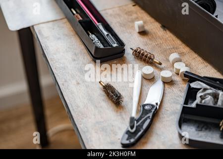 Set von Werkzeugen für die Reinigung und Reparatur von Waffen in der Werkstatt Stockfoto