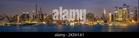 Panoramablick über die Skyline von Midtown Manhattan bei Nacht, New York, USA Stockfoto