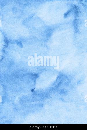 Aquarell hellblau färbt Hintergrund. Blaue und weiße flüssige Hintergrundtextur, handbemalt Stockfoto
