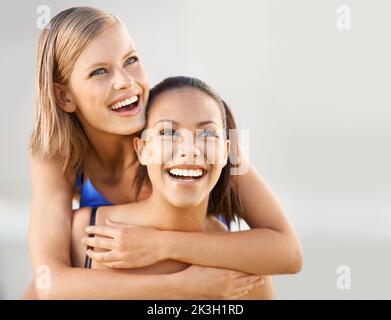 Es ist immer für mich da. Verkürzte Ansicht einer jungen Frau, die von ihrer besten Freundin umarmt wird. Stockfoto