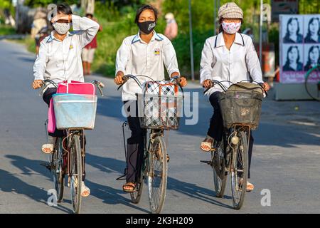 Vietnamesische Studenten, die auf der Landstraße Fahrrad fahren, Hai Phong, Vietnam Stockfoto