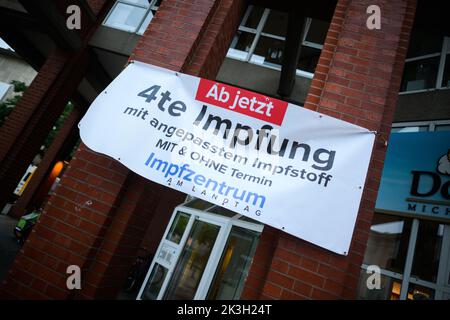 Hannover, Deutschland. 27. September 2022. Im Impfzentrum am Landtag hängt ein Banner „ab sofort 4. Impfung mit angepasstem Impfstoff“. Viele Menschen haben auf den Corona-Booster für den Impfstoff gewartet, der an die Omikron-Varianten angepasst wurde. Sie können jetzt zu Arztpraxen oder kommunalen Impfzentren gehen, um ihre Auffrischungsimpfung zu erhalten. (Zu dpa 'Neuer Omikron-Impfstoff auch in Niedersachsen verfügbar' vom 27. September 2022) Quelle: Julian Stratenschulte/dpa/Alamy Live News Stockfoto