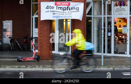 Hannover, Deutschland. 27. September 2022. Im Impfzentrum am Landtag hängt ein Banner „ab sofort 4. Impfung mit angepasstem Impfstoff“. Viele Menschen haben auf den Corona-Booster für den Impfstoff gewartet, der an die Omikron-Varianten angepasst wurde. Sie können jetzt zu Arztpraxen oder kommunalen Impfzentren gehen, um ihre Auffrischungsimpfung zu erhalten. (Zu dpa 'Neuer Omikron-Impfstoff auch in Niedersachsen verfügbar' vom 27. September 2022) Quelle: Julian Stratenschulte/dpa/Alamy Live News Stockfoto