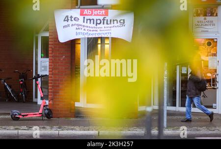 Hannover, Deutschland. 27. September 2022. Im Impfzentrum am Landtag hängt ein Banner „ab sofort 4. Impfung mit angepasstem Impfstoff“. Viele Menschen haben auf den Corona-Booster für den Impfstoff gewartet, der an die Omikron-Varianten angepasst wurde. Sie können jetzt zu Arztpraxen oder kommunalen Impfzentren gehen, um ihre Auffrischungsimpfung zu erhalten. (Zu dpa 'Neuer Omikron-Impfstoff auch in Niedersachsen verfügbar' vom 27. September 2022) Quelle: Julian Stratenschulte/dpa/Alamy Live News Stockfoto