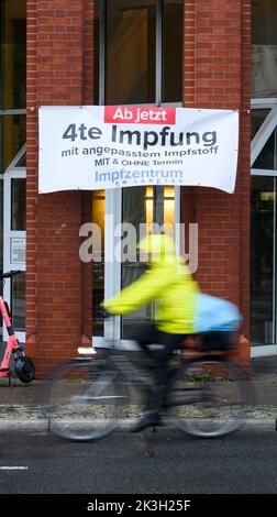 Hannover, Deutschland. 27. September 2022. Im Impfzentrum am Landtag hängt ein Banner „ab sofort 4. Impfung mit angepasstem Impfstoff“. Viele Menschen haben auf den Corona-Booster für den Impfstoff gewartet, der an die Omikron-Varianten angepasst wurde. Sie können jetzt zu Arztpraxen oder kommunalen Impfzentren gehen, um ihre Auffrischungsimpfung zu erhalten. (Re dpa 'New Omikron Vaccine also available in Niedersachsen,' September 27, 2022) Quelle: Julian Stratenschulte/dpa/Alamy Live News Stockfoto