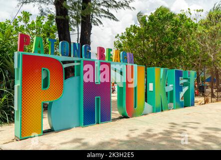 Phuket Schild am Patong Strand in Thailand. Das große Wahrzeichen von Phuket am Strand, ein beliebtes Ausflugsziel für Touristen. Stockfoto