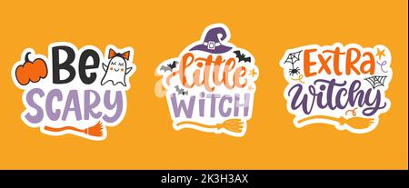 Seid Furchtsam, Kleine Hexe, Extra Witchy. Halloween Aufkleber Set. Handgezeichnete niedliche Schriftzüge Stock Vektor