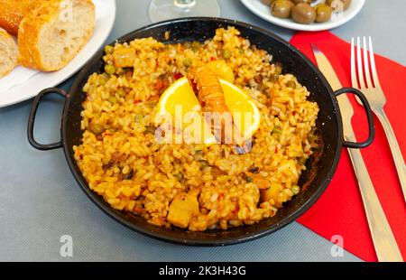 Paella marinera mit Zitrone auf eisernem Frypan Stockfoto