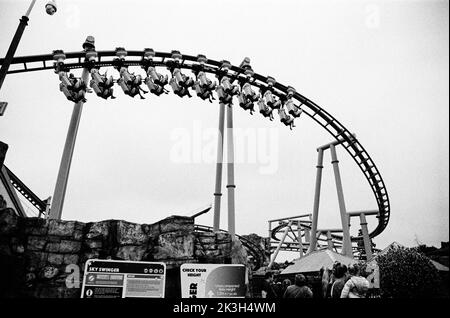 Flug der Achterbahn Pterosaur im Paultons Park, Ower, Romesy, Hampshire, England, Vereinigtes Königreich. Stockfoto