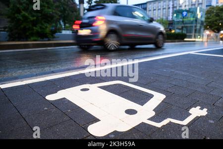 Hannover, Deutschland. 27. September 2022. Ein Symbol kennzeichnet einen Parkplatz an einer Ladestation für Elektroautos im Stadtzentrum. Die Zahl der vollelektrischen Autos und Plug-in-Hybride in Deutschland wächst stetig. Nach Angaben des Kraftverkehrsamtes (KBA) waren es zum Juli 1 1,44 Millionen davon, gut die Hälfte davon vollelektrisch. Quelle: Julian Stratenschulte/dpa/Alamy Live News Stockfoto