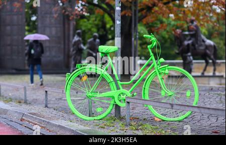 Hannover, Deutschland. 27. September 2022. Am Platz der Göttinger Sieben in der Innenstadt steht ein komplett grün lackiertes Fahrrad. Es ist unklar, ob das Fahrrad eine „grüne“ Verkehrskurve fördert oder - ähnlich wie bei weiß gestrichenen „Geisterrädern“ - die Aufmerksamkeit auf Radfahrer lenkt, die an Unfällen beteiligt waren, oder ob es eine andere Bedeutung hat. Quelle: Julian Stratenschulte/dpa/Alamy Live News Stockfoto