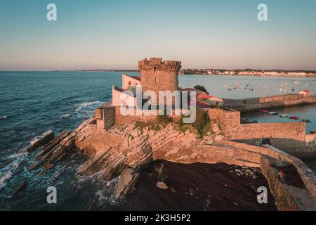 Luftaufnahme von Fort de Socoa bei Sonnenuntergang, mit einzigartiger Flyschlandform in Ciboure und Saint-Jean-de-Luz, Frankreich Stockfoto