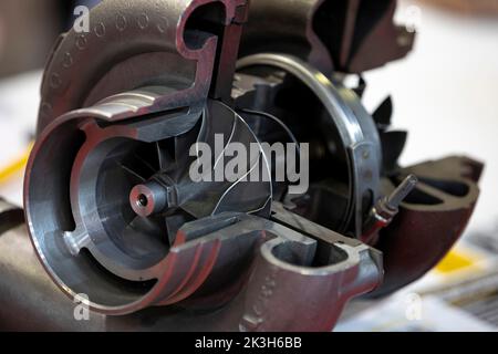 Turbokompressor des Staplers unterbrochen. Innerhalb eines Autoteils. Stockfoto