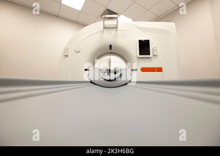 Bei einer computergestützten Tomographie (CT) werden Röntgenstrahlen und ein Computer verwendet, um detaillierte Bilder des Körperinneren zu erstellen. CT-Scans werden manchmal als „CT-Scans“ bezeichnet Stockfoto